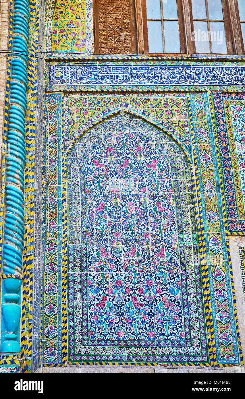 I portali (iwans) di Madraseh-ye Khan sono principalmente decorate con motivi floreali, ottimi motivi complessi e coprire le piccole piastrelle smaltate, Shiraz, Iran Foto Stock