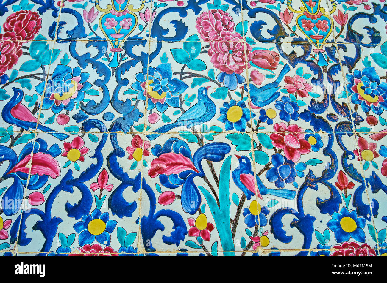 Elementi di arredo in piastrelle di Madraseh-ye Khan con fiori colorati e uccelli, i motivi popolari di Persico arte, Shiraz, Iran Foto Stock