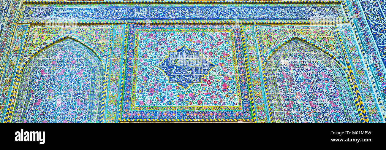 La complessa decorazione piastrelle del portale (iwan) di Madraseh-ye Khan con motivi floreali e dettagli calligrafico, Shiraz, Iran. Foto Stock