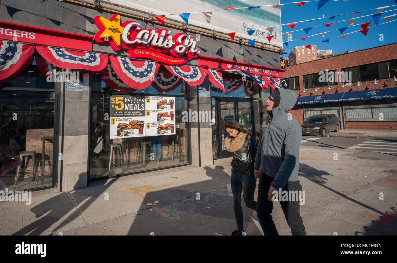 Il primo obiettivo Carl's Jr. in New York situato in Brooklyn a Coney Island, sabato 13 gennaio, 2018. Il fast food con più di 1300 ristoranti è di entrare nel competitivo mercato di New York, l'apertura di una seconda ubicazione nel centro di Manhattan alla fine di gennaio. La catena, azionato da CKE Ristorante Holdings (che possiede anche il Hardee's marca) ha meno di dieci dei suoi franchise est di Oklahoma. (© Richard B. Levine) Foto Stock