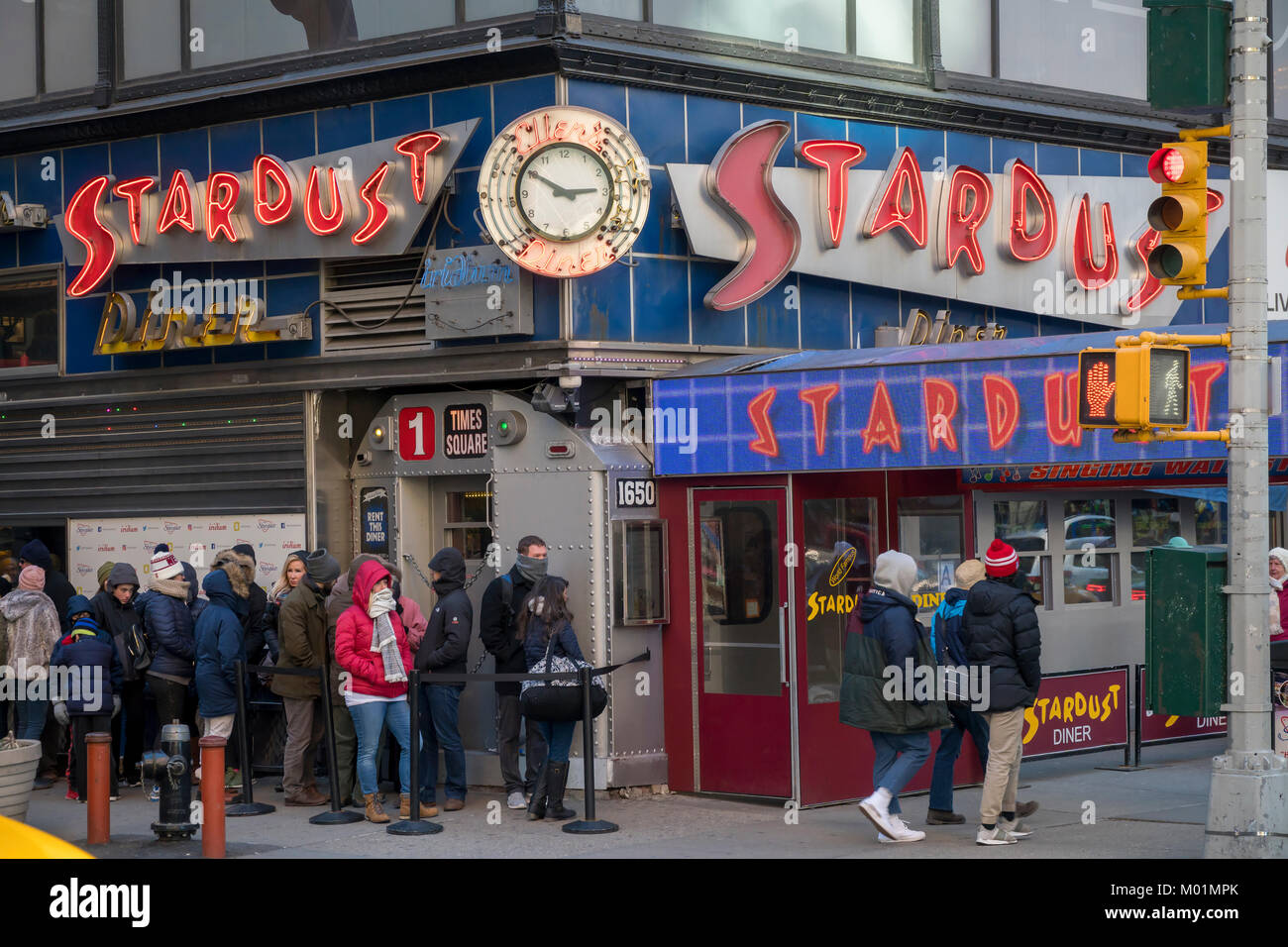 Linea di turisti fino al freddo per immettere Ellen's Stardust Diner su Domenica, 14 gennaio 2018. Il Times Square vanta di attrazione cantando waitpersons per divertire diners.(Â© Richard B. Levine) Foto Stock
