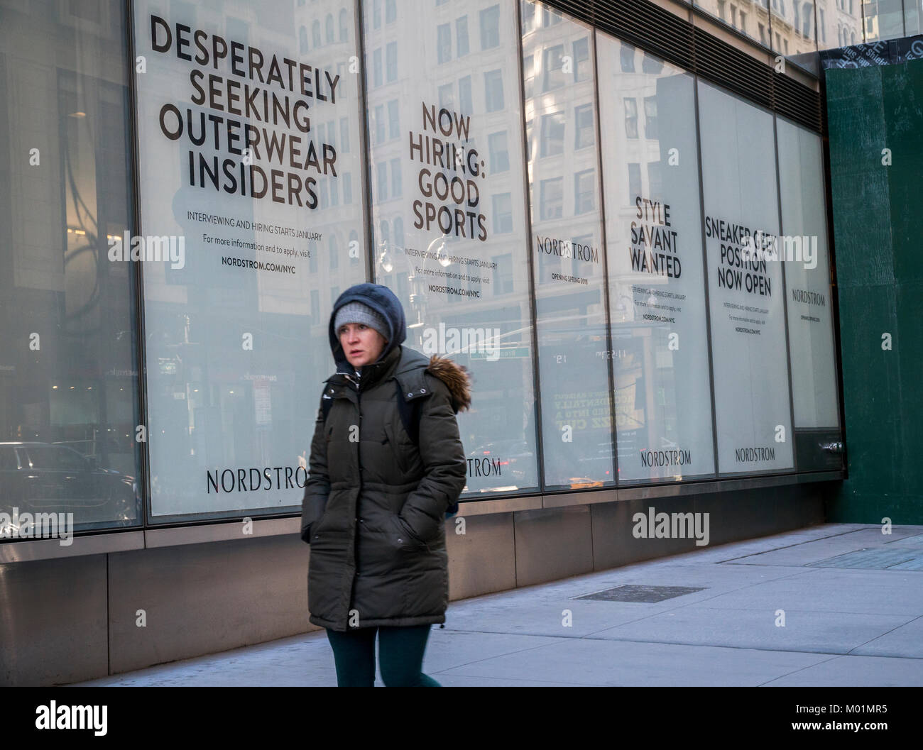 Digital Signage su windows della futura casa di Nordstrom uomini del negozio nel centro di Manhattan a New York su Domenica, 14 gennaio 2018 annuncia che è l'assunzione, la preparazione per la sua imminente apertura. (Â© Richard B. Levine) Foto Stock