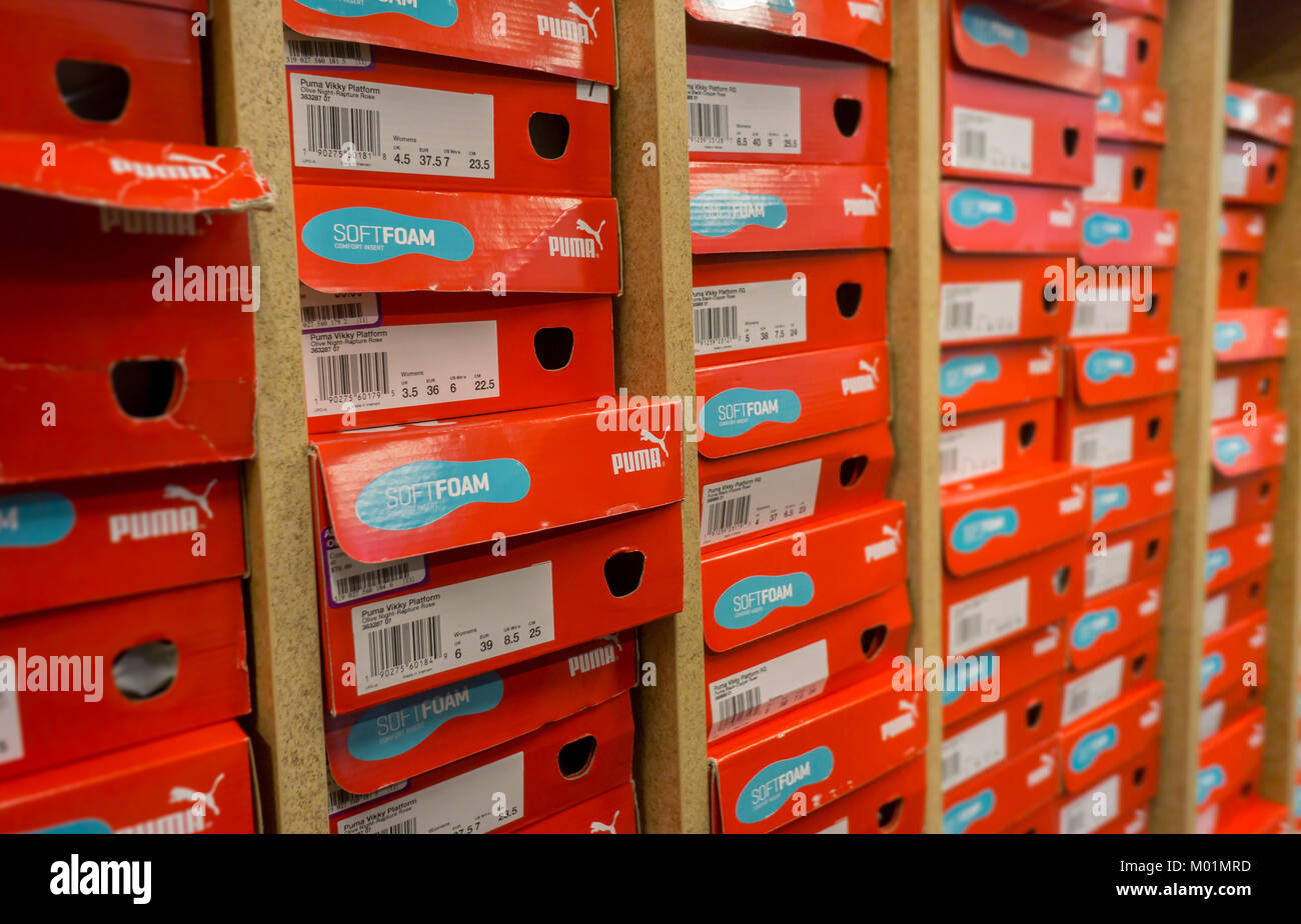 Scatole di Puma sneakers in una calzatura negozio a New York venerdì 12 gennaio, 2018. La società francese Kering cederà stesso di Puma, riportando il 70 per cento delle quote a investitori e si concentrerà sui suoi marchi di lusso come Saint Laurent e Gucci. (Â© Richard B. Levine) Foto Stock