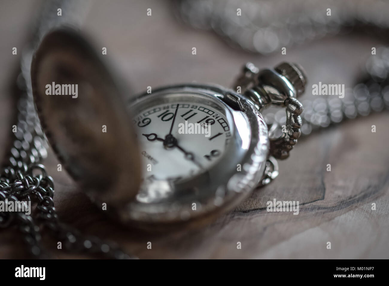 Vintage orologio da tasca con sfondo di legno Foto Stock