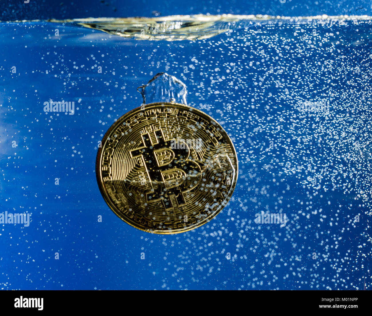 Naufragio Bitcoin attraverso l acqua come illustrazione della discesa del prezzo Foto Stock