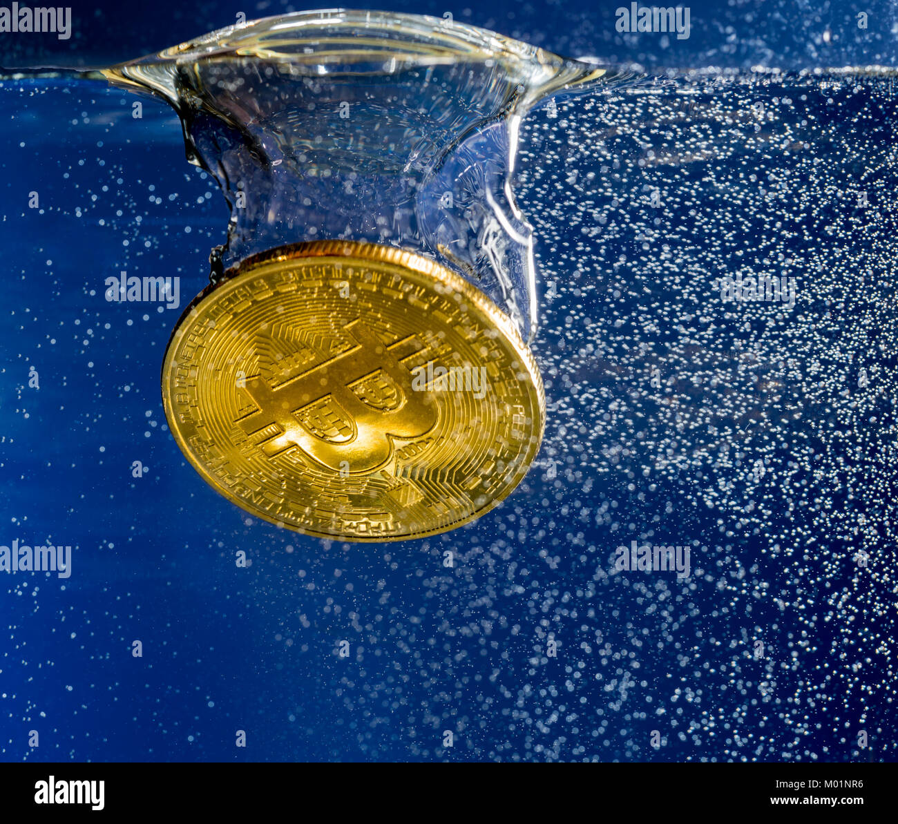 Naufragio Bitcoin attraverso l acqua come illustrazione della discesa del prezzo Foto Stock
