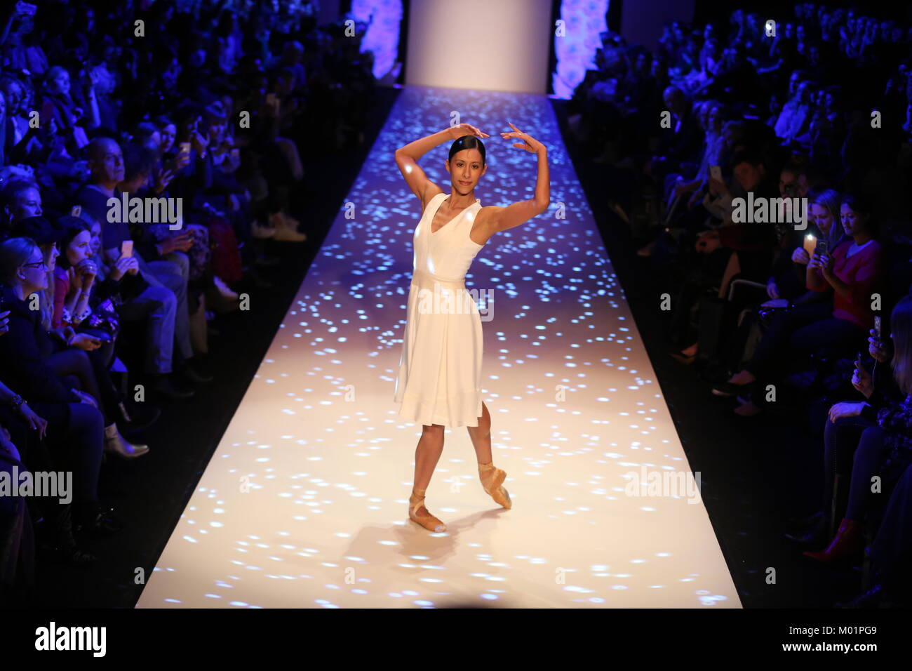 Berlino, Germania. Xvii gen, 2018. I modelli in passerella con la collezione del designer Maisonnée durante la Mercedes-Benz della settimana della moda. Credito: Simone Kuhlmey/Pacific Press/Alamy Live News Foto Stock