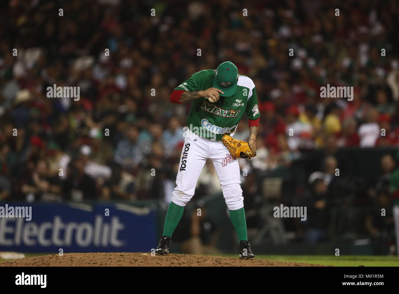Sergio Romo brocca sollievo per il Messico nell'ottavo inning, durante i Caraibi Serie gioco in Minatitlan, Messico, Mercoledì, 1 febbraio 2017. (Foto: Luis Gutierrez/NortePhoto) Foto Stock