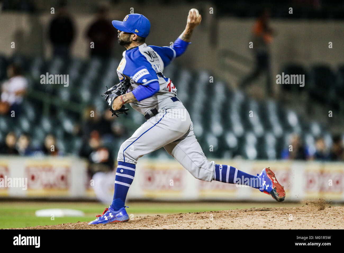 Sergio Romo brocca relevo de charros se llevo el salvamento al sacar tres outs consecutivos en el noveno inning, Charros gana 9 carreras por 1 de naranjeros, duranti el partido de beisbol de segunda Vuelta de la Liga Mexicana del Pacifico.Il Primer partido entre Charros de Jalisco vs Naranjeros de Hermosillo. 15 diciembre 2017. (Foto: Luis Gutierrez /NortePhoto.com) Foto Stock