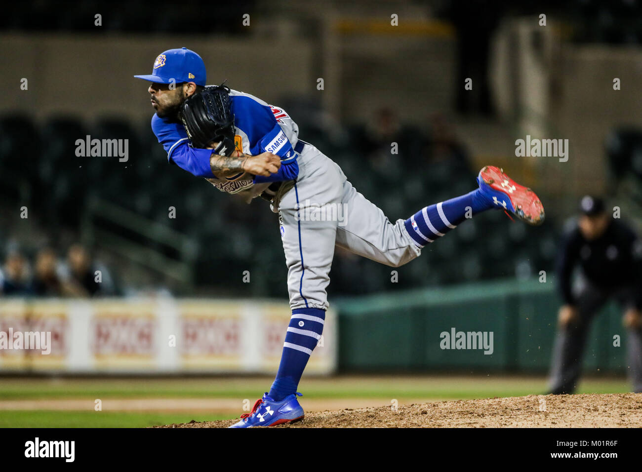 Sergio Romo brocca relevo de charros se llevo el salvamento al sacar tres outs consecutivos en el noveno inning, Charros gana 9 carreras por 1 de naranjeros, duranti el partido de beisbol de segunda Vuelta de la Liga Mexicana del Pacifico.Il Primer partido entre Charros de Jalisco vs Naranjeros de Hermosillo. 15 diciembre 2017. (Foto: Luis Gutierrez /NortePhoto.com) Foto Stock