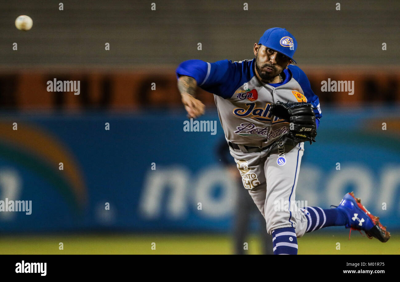 Sergio Romo brocca relevo de charros se llevo el salvamento al sacar tres outs consecutivos en el noveno inning, Charros gana 9 carreras por 1 de naranjeros, duranti el partido de beisbol de segunda Vuelta de la Liga Mexicana del Pacifico.Il Primer partido entre Charros de Jalisco vs Naranjeros de Hermosillo. 15 diciembre 2017. (Foto: Luis Gutierrez /NortePhoto.com) Foto Stock