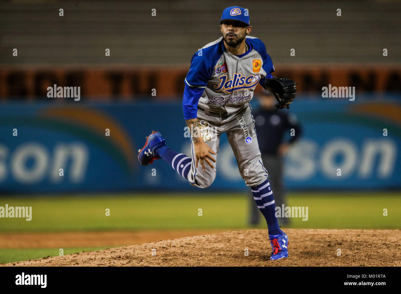 Sergio Romo brocca relevo de charros se llevo el salvamento al sacar tres outs consecutivos en el noveno inning, Charros gana 9 carreras por 1 de naranjeros, duranti el partido de beisbol de segunda Vuelta de la Liga Mexicana del Pacifico.Il Primer partido entre Charros de Jalisco vs Naranjeros de Hermosillo. 15 diciembre 2017. (Foto: Luis Gutierrez /NortePhoto.com) Foto Stock