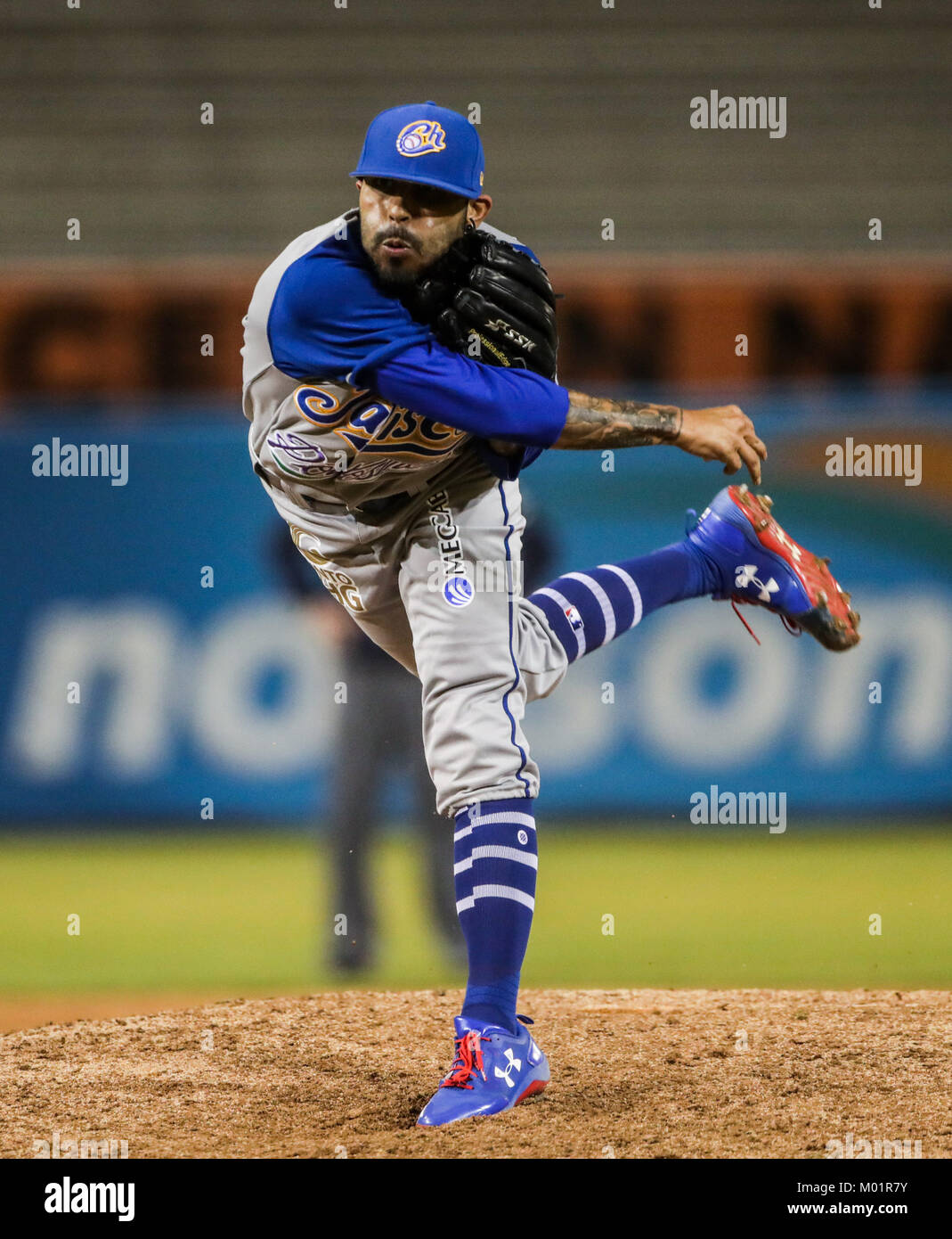 Sergio Romo brocca relevo de charros se llevo el salvamento al sacar tres outs consecutivos en el noveno inning, Charros gana 9 carreras por 1 de naranjeros, duranti el partido de beisbol de segunda Vuelta de la Liga Mexicana del Pacifico.Il Primer partido entre Charros de Jalisco vs Naranjeros de Hermosillo. 15 diciembre 2017. (Foto: Luis Gutierrez /NortePhoto.com) Foto Stock
