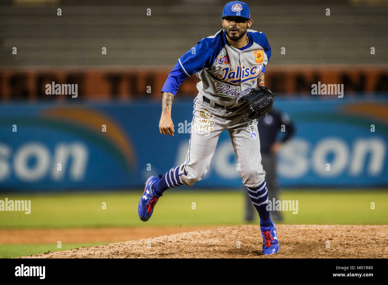 Sergio Romo brocca relevo de charros se llevo el salvamento al sacar tres outs consecutivos en el noveno inning, Charros gana 9 carreras por 1 de naranjeros, duranti el partido de beisbol de segunda Vuelta de la Liga Mexicana del Pacifico.Il Primer partido entre Charros de Jalisco vs Naranjeros de Hermosillo. 15 diciembre 2017. (Foto: Luis Gutierrez /NortePhoto.com) Foto Stock