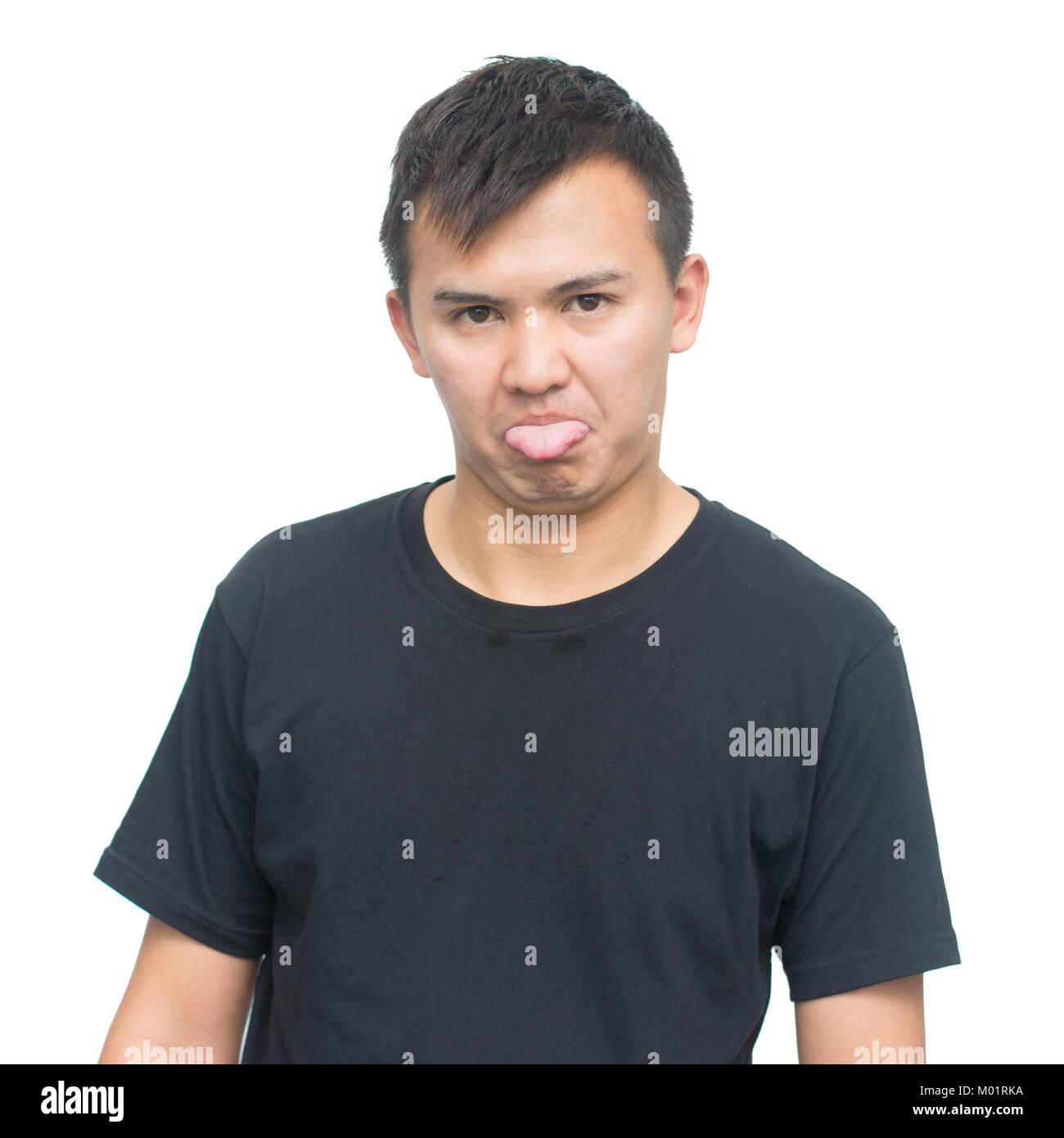 Asian giovane uomo che mostra la linguetta isolata su sfondo bianco con percorso di clipping. invidioso e insulto emozioni concetto แลบ Foto Stock