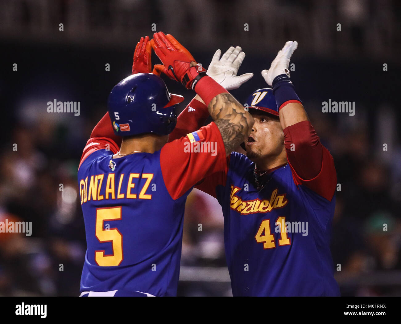 Victor Martinez de Venezuela le conecta de Homerun un Sergio Romo en la parte baja del septimo inning, duranti el partido Messico vs Venezuela, World Baseball Classic en estadio Charros de Jalisco en Guadalajara, Messico. Marzo 12, 2017. (Foto: /Luis Gutierrez) Foto Stock