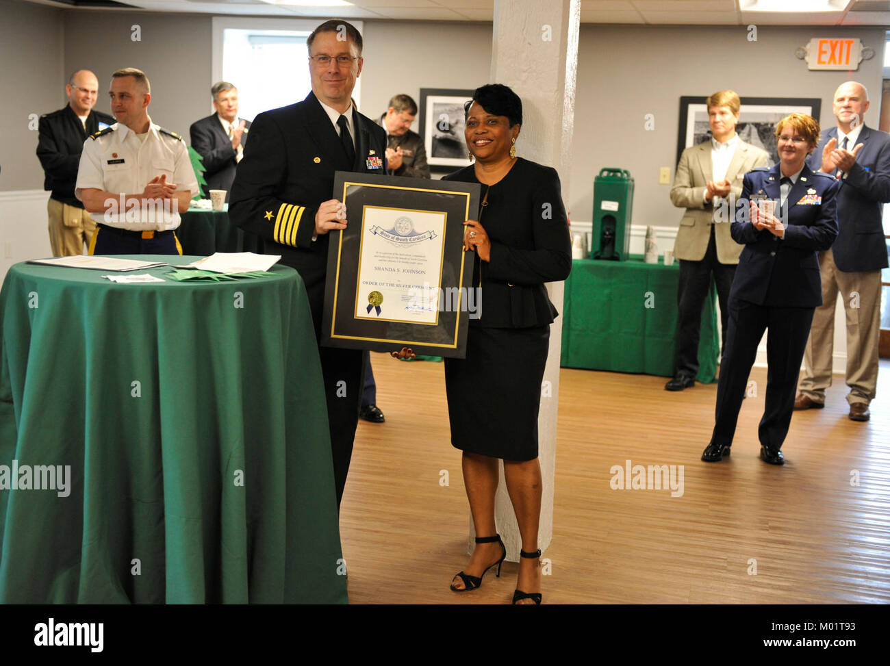 Shanda S. Johnson, lo spazio e la guerra navale Systems Center outreach direttore, riceve l'ordine della mezzaluna Silver Award dic. 15, 2017 a Coast Guard Settore del charleston fibbia in ottone sala conferenze. L'ordine del Silver Crescent è stato il più alto premio civili per contributi significativi, leadership, il volontariato e la vita di influenza entro una regione o comunità. (U.S. Air Force Foto Stock