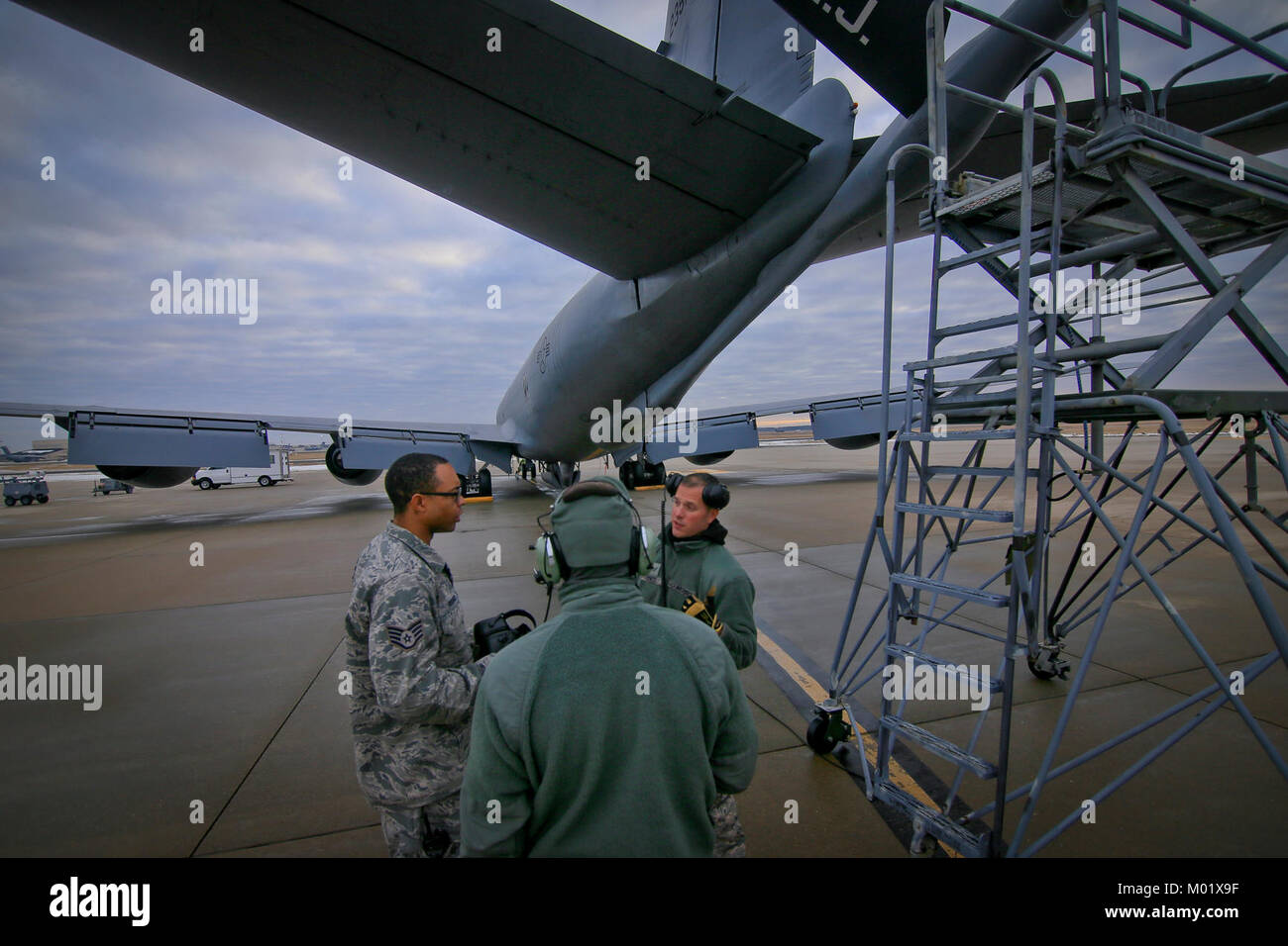 New Jersey Air National Guard personale Sgt. Garion Reddick, sinistra, un aeromobile electronics specialista, colloqui con KC-135R equipaggio capi Tech. Sgt. Raymond DeMarco, centro e Staff Sgt. Robert Cento, a destra su un problema di illuminazione su base comuneGuire-Dix Mc-Lakehurst, N.J., 11 genn. 2018. Tutti e tre gli avieri sono assegnati alla 108th ala. (U.S. Air National Guard Foto Stock