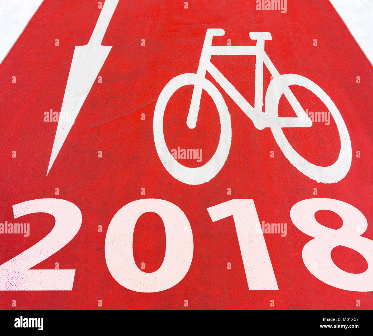 2018 Anno Nuovo White segni grafici di freccia con il simbolo della bicicletta su un rosso percorso in bicicletta sulla strada Foto Stock