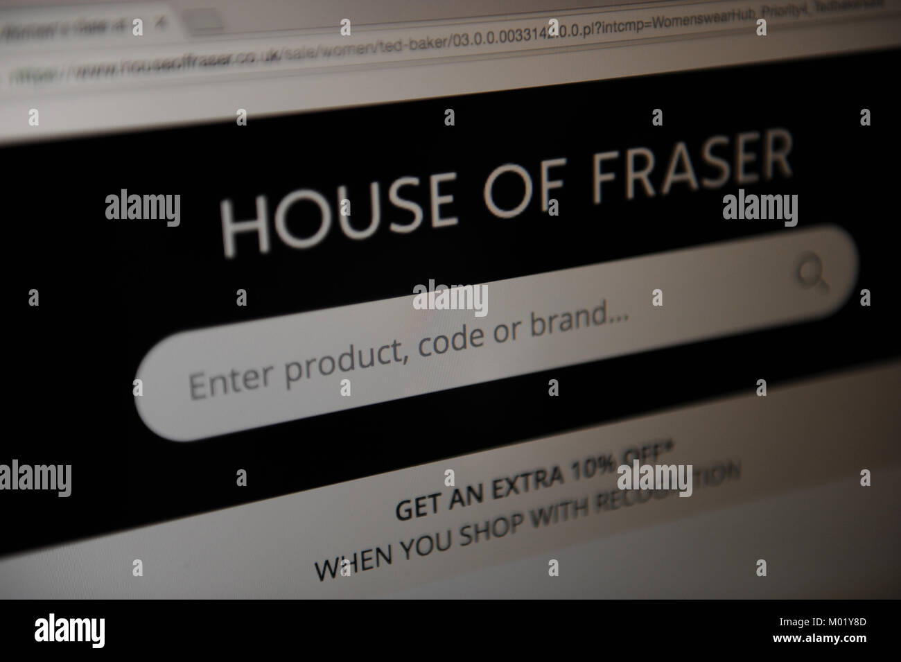 Una donna guarda la House of Fraser sito web Foto Stock
