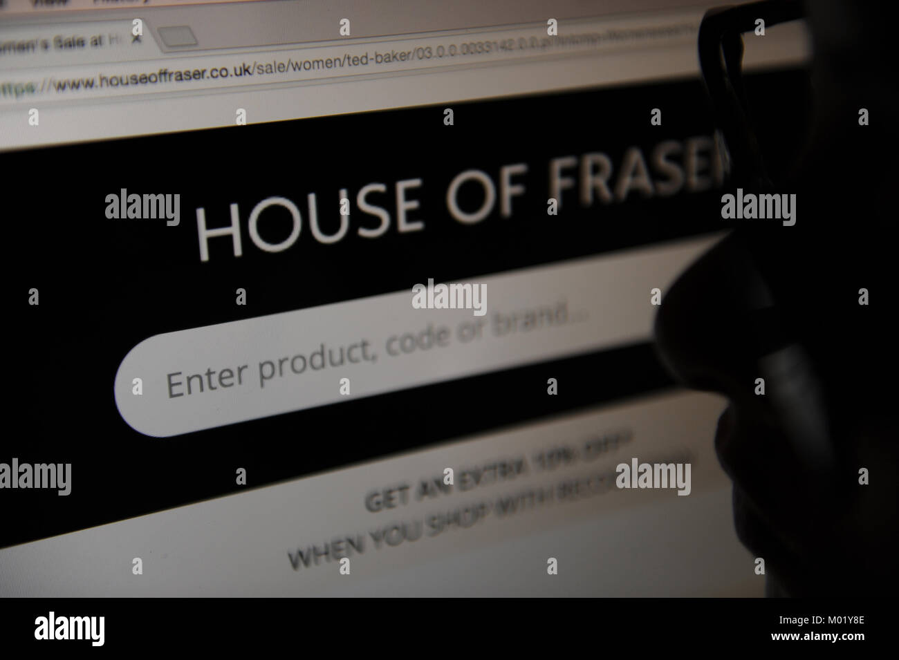 Una donna guarda la House of Fraser sito web Foto Stock