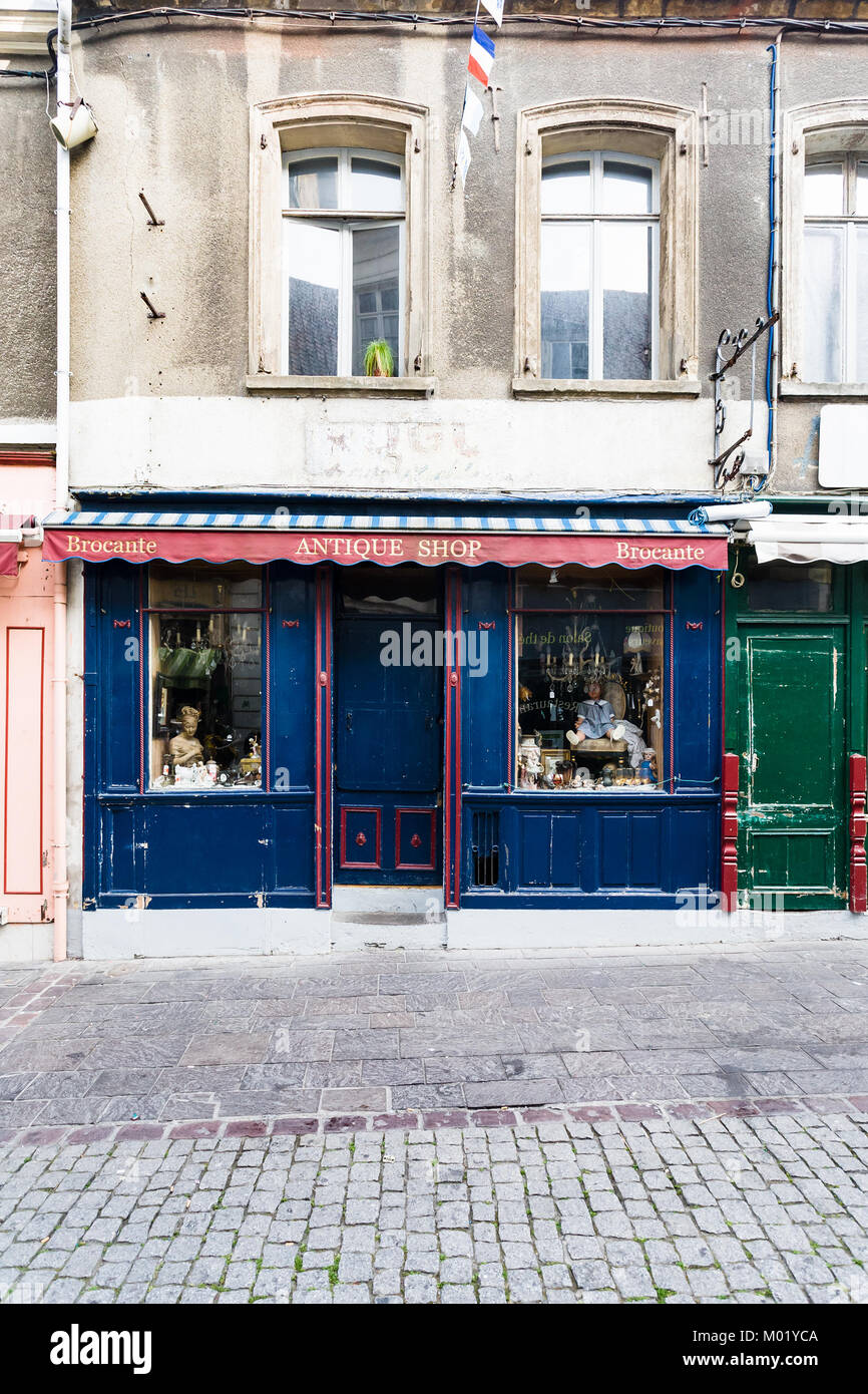 BOULOGNE-SUR-MER, Francia - luglio 1, 2010: la facciata della casa urbana con negozio di antiquariato su Rue de Lille street . Boulogne è città costiera nel dipartimento di Pa Foto Stock