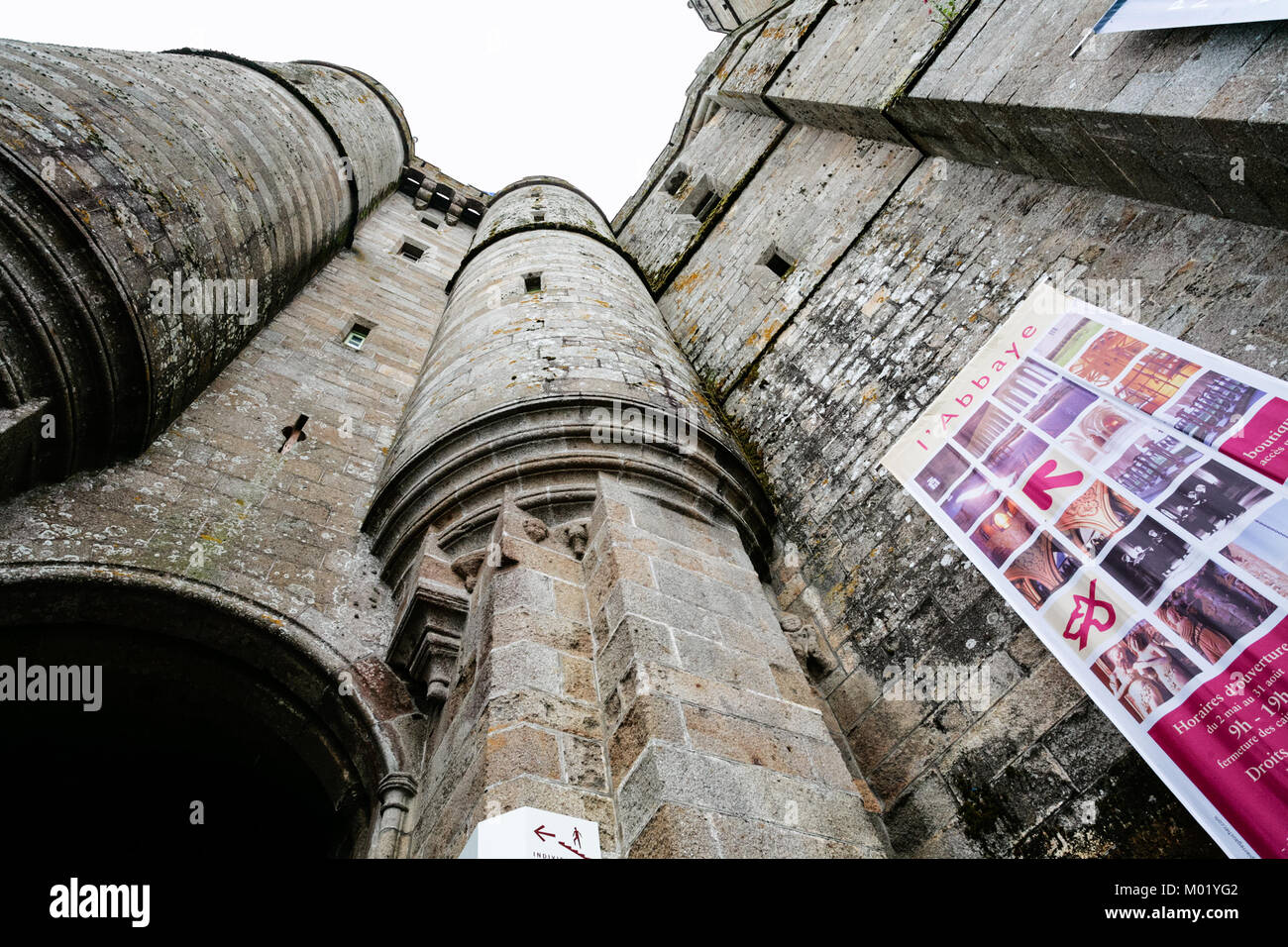 LE MONT SAINT MICHEL - luglio 5, 2010: vista dal basso delle mura del castello di San Michele Abbazia. Le Mont Saint Michel è un'isola comune in Normandia Foto Stock