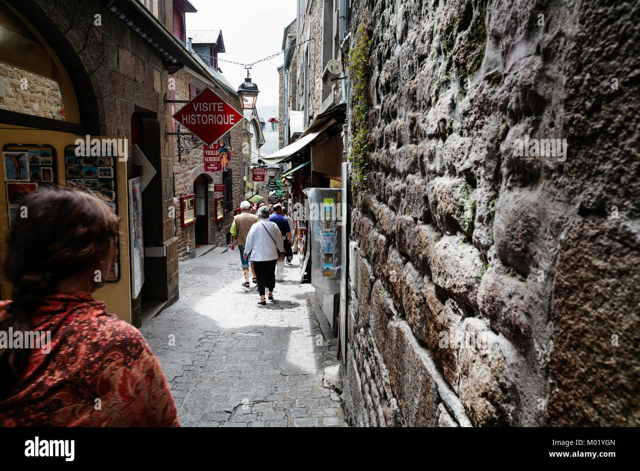 LE MONT SAINT MICHEL - luglio 5, 2010: i turisti a piedi lungo la strada stretta in Saint Michael il castello. Le Mont Saint Michel è un'isola comune di Normand Foto Stock