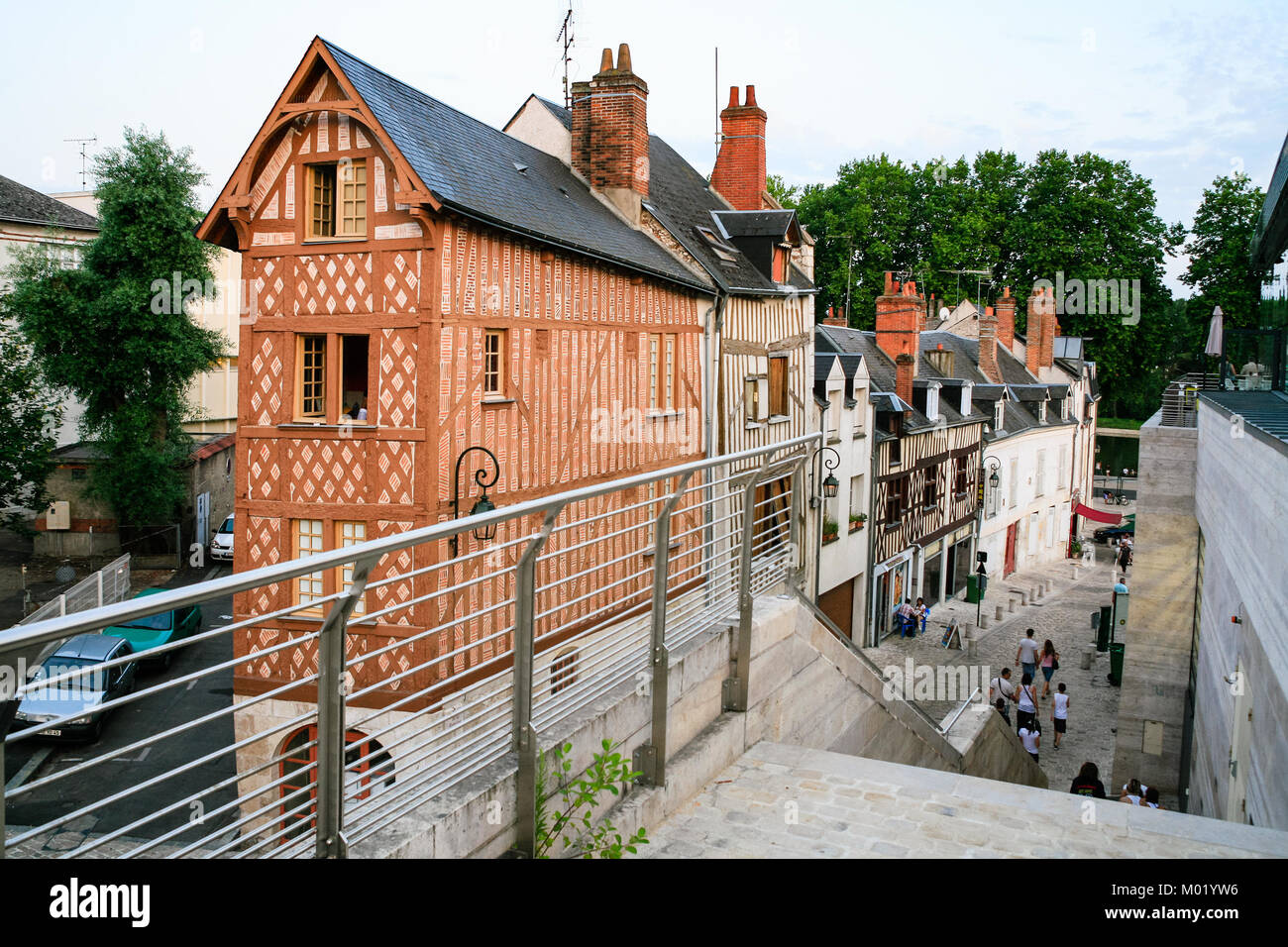 ORLEANS, Francia - 10 luglio 2010: il popolo medievale vicino casa in legno e muratura su Rue de la Poterne in Orleans. Orleans è la capitale del dipartimento del Loiret Foto Stock