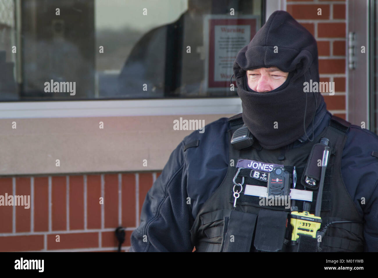 Robert Jones, un militare di specialista di sicurezza con il Nebraska Guardia Nazionale air base a Lincoln, controlli di identificazione di visitatore e conduce le ispezioni del veicolo, 16 gennaio, 2018 mentre il wind chill temperature sulla base rimangano al di sotto dello zero. Jones ha lavorato sicurezza presso la base aerea per gli ultimi tre anni. (Nebraska Guardia Nazionale Foto Stock