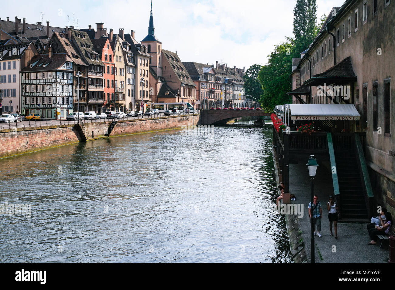 Strasburgo, Francia - 10 luglio 2010: persone nei pressi di un ristorante esterno sul Quai Saint-Nicolas del fiume Ill nella città di Strasburgo. Strasburgo è la capitale di gra Foto Stock