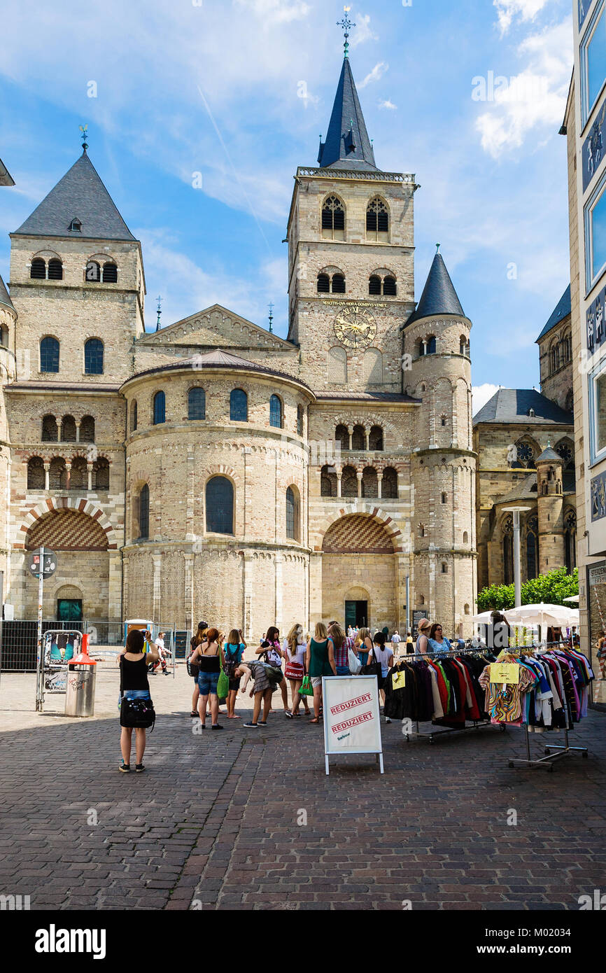 TRIER, Germania - 28 giugno 2010: persone sul mercato su Sternstrasse street vicino a Cattedrale di Treviri in estate. Il modello DOM è la più antica cattedrale in Germania, Foto Stock