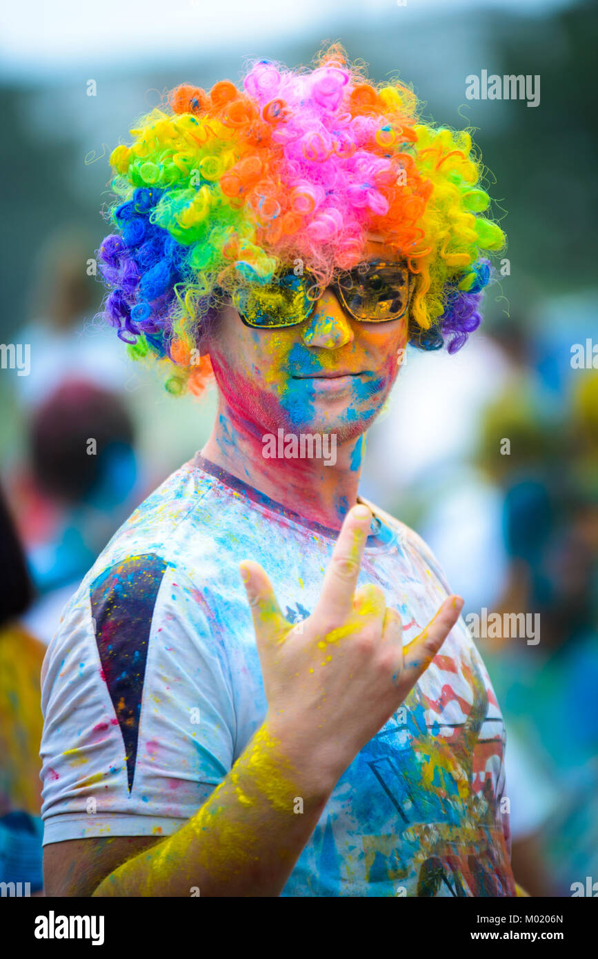 Giovane brillante parrucca divertenti su Holi festival Foto Stock