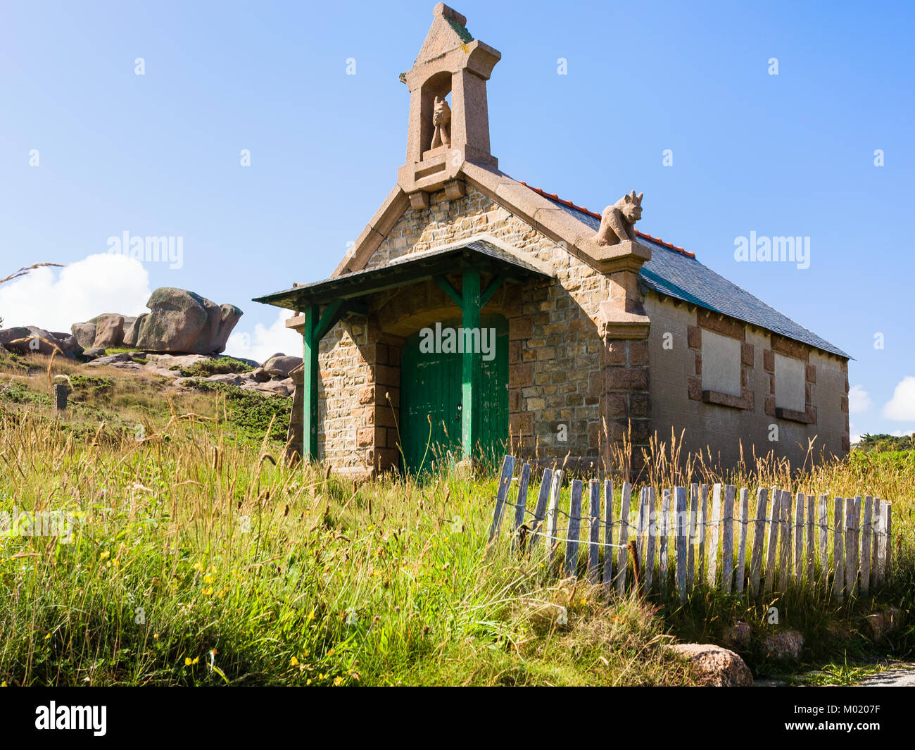 PERROS-guirec, Francia - luglio 3, 2010: bretone vecchia casa di pietra in stile celtico in Ploumanac'h sito di Perros-Guirec comune sulla Costa di Granito Rosa della culla Foto Stock