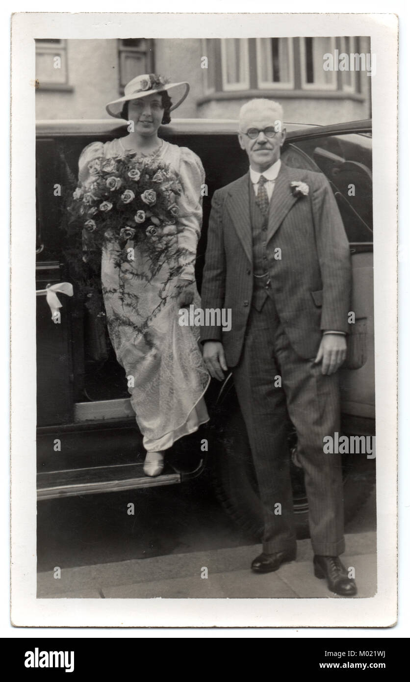 Beryl Johnson sul suo giorno di nozze, che vengono adottate per la Chiesa dal suo zio Walter Willatt, 1938. È stata sposata a Ernest Perrett, e vivevano in Westcliff on Sea, Essex, Inghilterra, Regno Unito Foto Stock