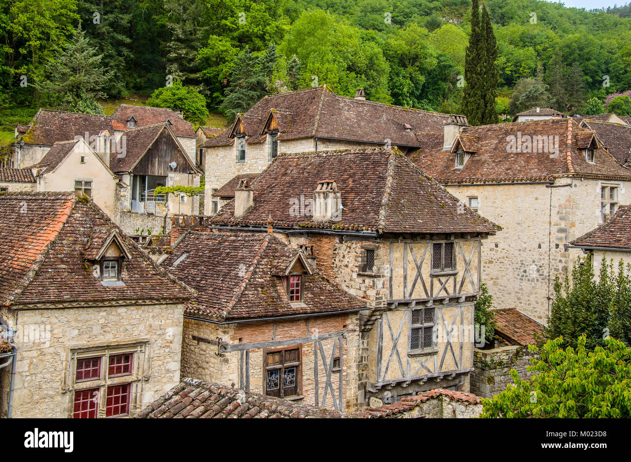 Possiamo vedere la villa di Saint Cirq Lapopie designato come uno dei più bei francesi medievali ville situate nel parco naturale des Causses du Querc Foto Stock