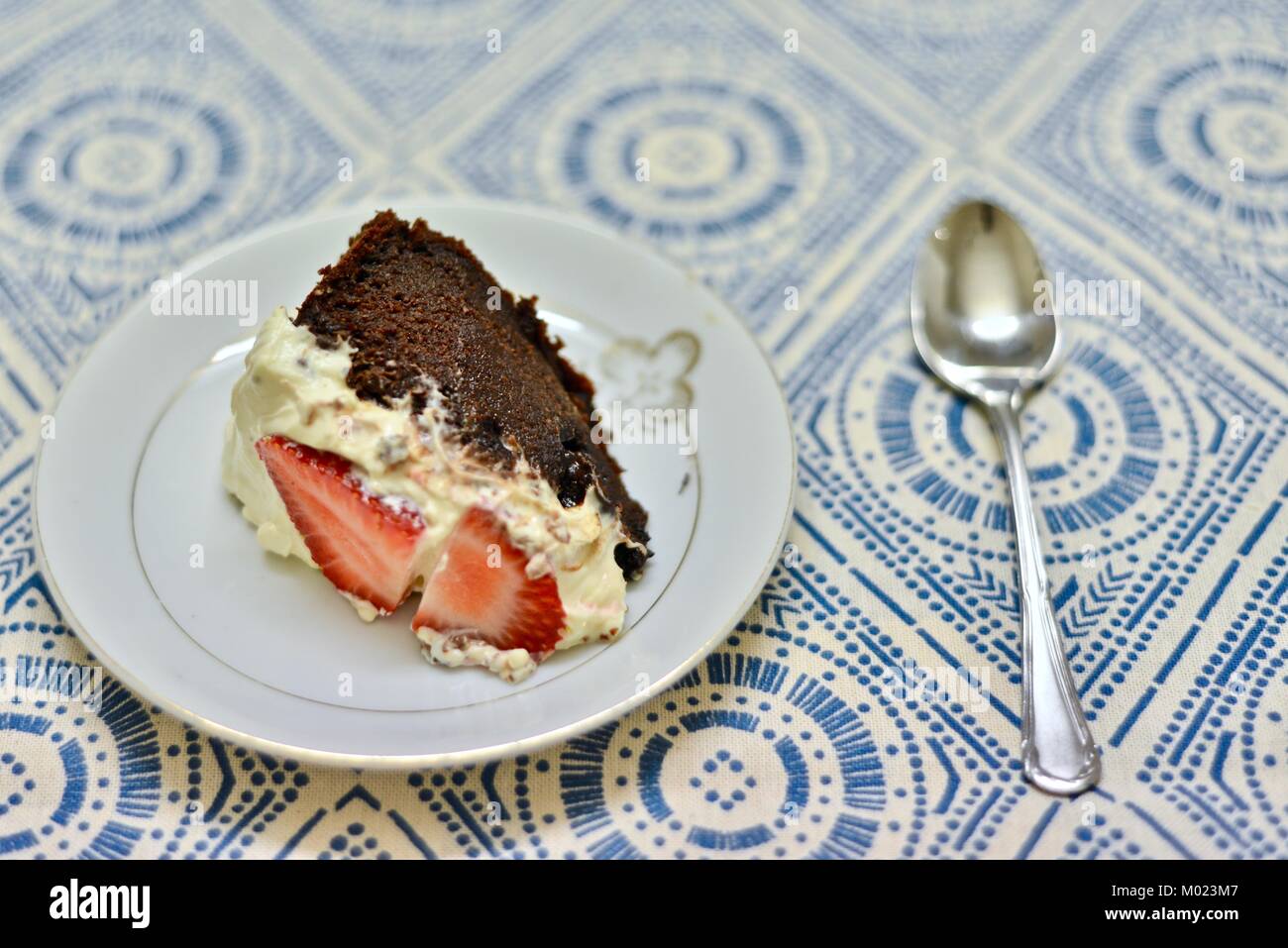 Torta al cioccolato senza farina realizzata utilizzando organici di patate dolci, varietà Hawaiian sunshine, Townsville, Queensland, Australia Foto Stock