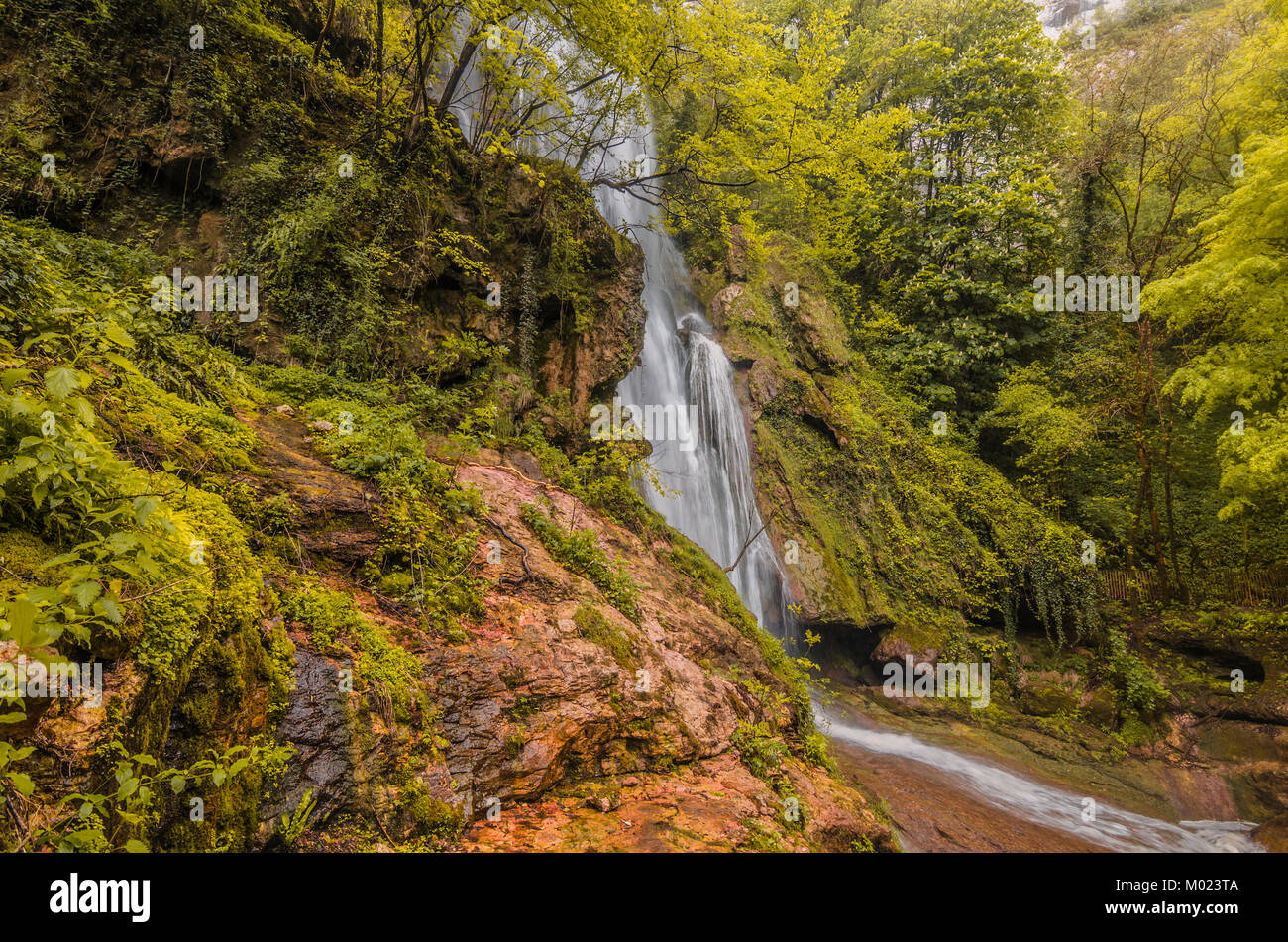 Nella valle del Lot e circondato dalla vegetazione e le montagne che creano un microclima speciale che vediamo questa cascata di trenta metri nel tendere Foto Stock