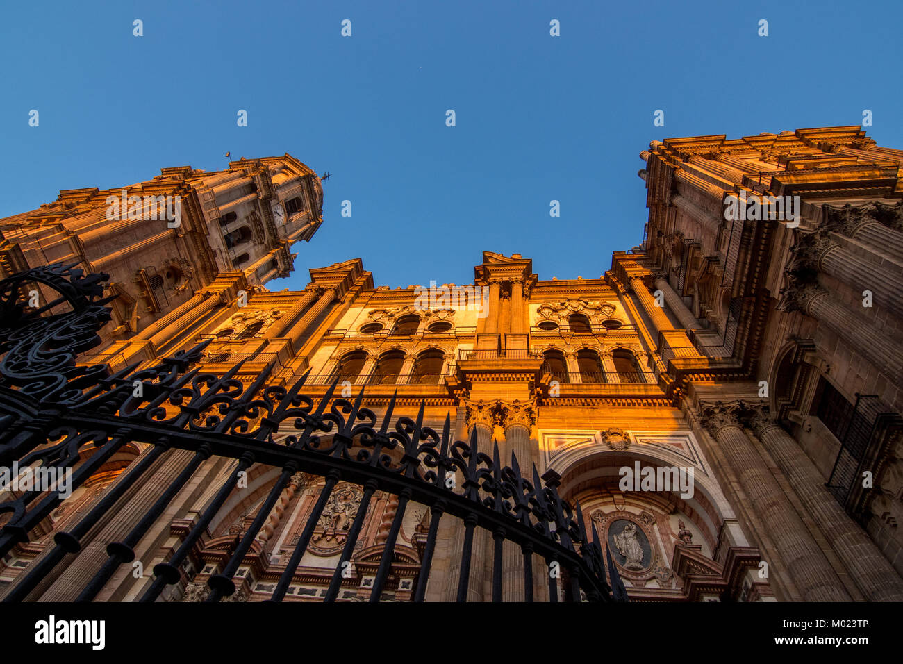 MALAGA, andalusia / Spagna - 05 ottobre 2017: costruzione della cattedrale e cielo blu Foto Stock