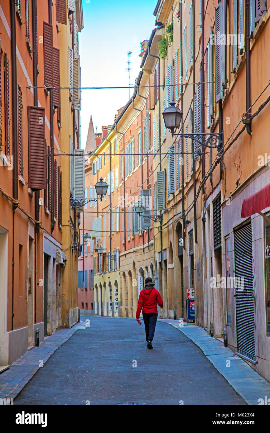Uomo che cammina lungo la strada di Modena Italia Foto Stock