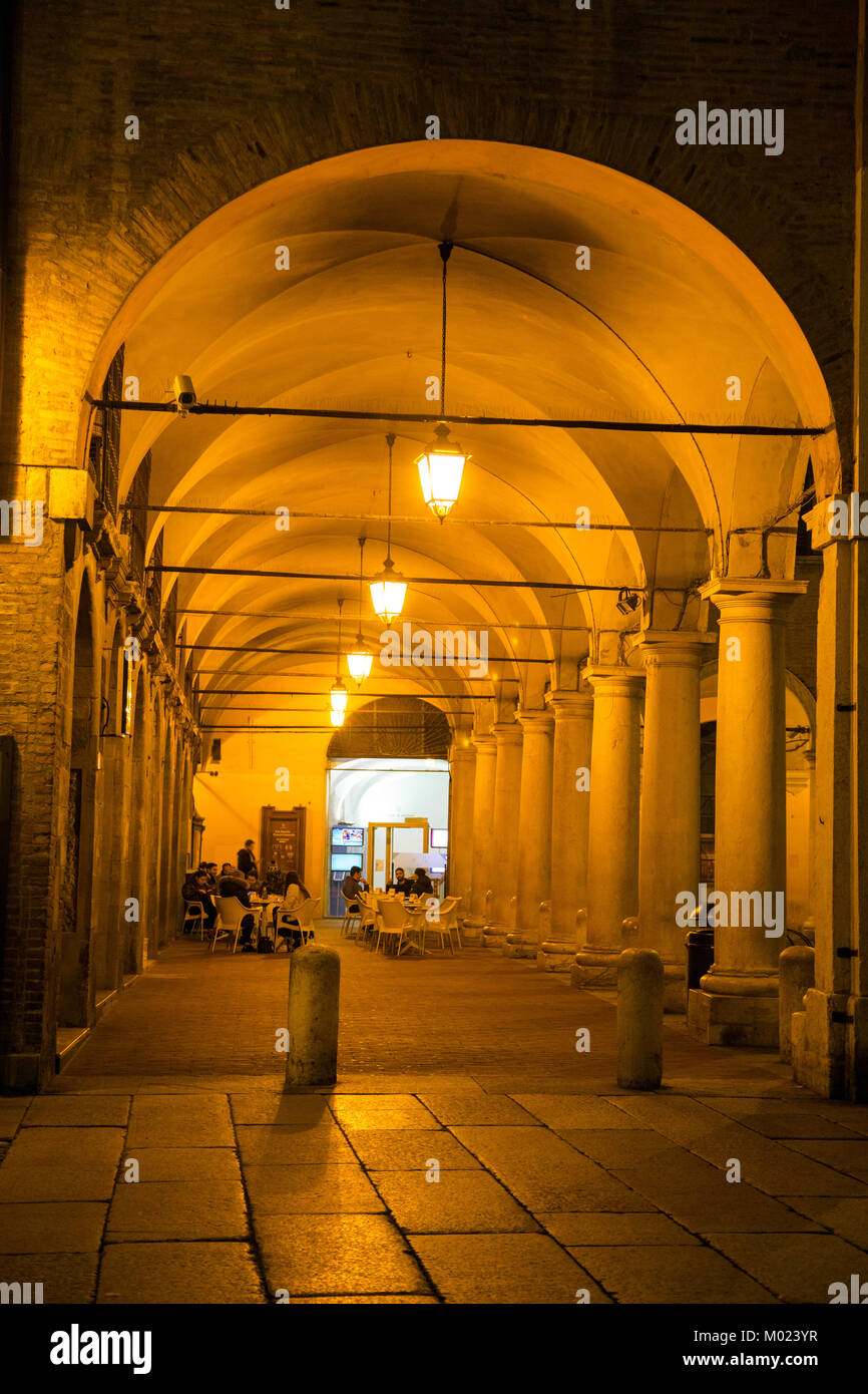 Linea di caffè un portico che si affaccia su Piazza Grande di notte in Modena Italia Foto Stock