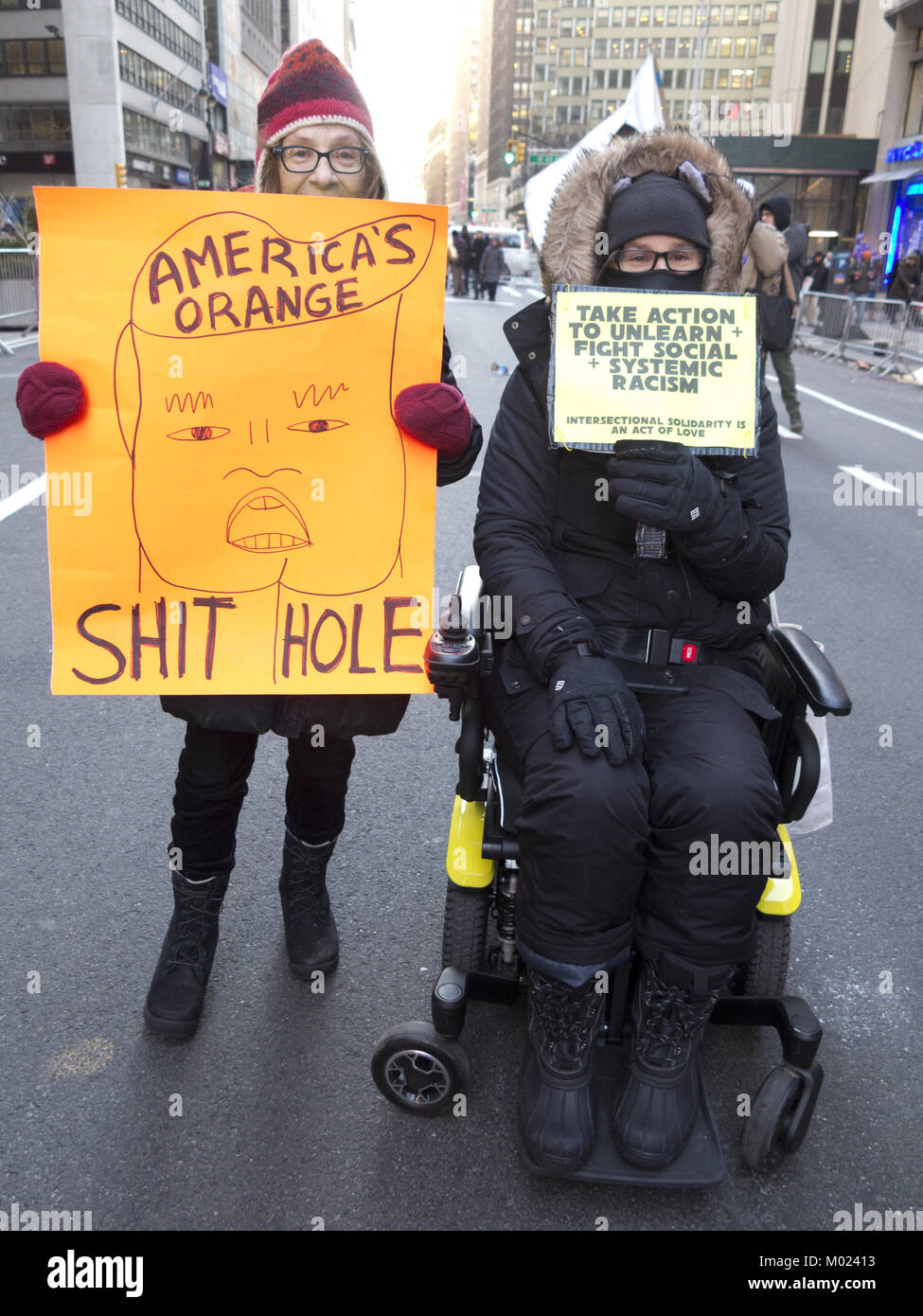 Rally contro il razzismo: Stand fino ad Haiti e Africa in Times Square a New York su GEN15, 2018, Martin Luther King giorno. Foto Stock