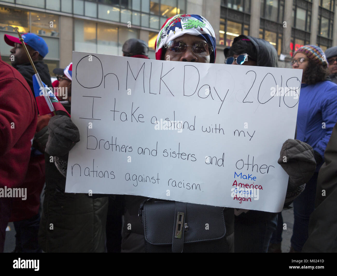Rally contro il razzismo: Stand fino ad Haiti e Africa in Times Square a New York su GEN15, 2018, Martin Luther King giorno. Foto Stock