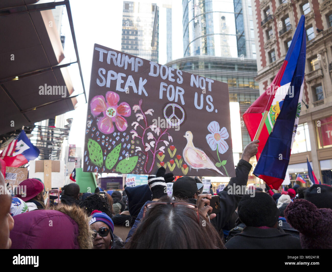 Rally contro il razzismo: Stand fino ad Haiti e Africa in Times Square a New York su GEN15, 2018, Martin Luther King giorno. Foto Stock
