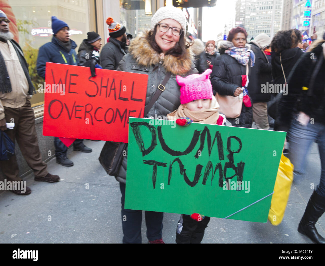 Rally contro il razzismo: Stand fino ad Haiti e Africa in Times Square a New York su GEN15, 2018, Martin Luther King giorno. Foto Stock
