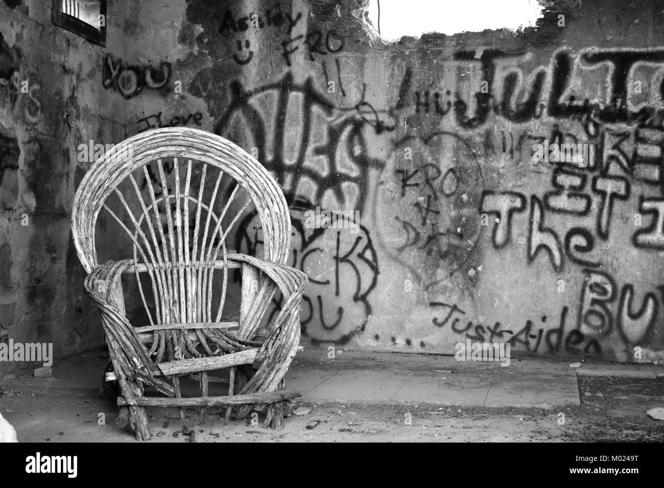 Sedia di vimini in carcere abbandonato Foto Stock