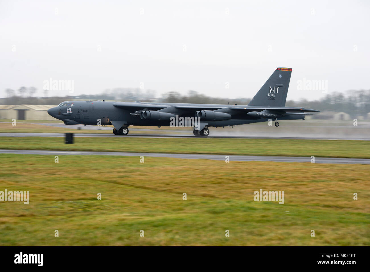 A B Stratofortress da Minot Air Force Base, N.D., decolla da RAF Fairford, Inghilterra, per una missione gen. 11, 2018 a sostegno del bomber e garanzia di operazioni di dissuasione. Foto Stock
