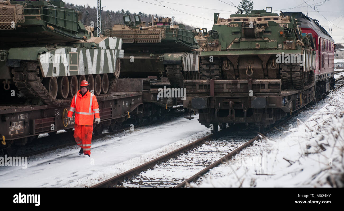 M1A2 Abrams e una M88 pesante veicolo di recupero assegnato al primo battaglione, XVIII Reggimento di Fanteria, 2° Brigata corazzate contro la squadra, 1a divisione di fanteria, Fort Riley, Kansas, arriva in treno a Parsberg, Germania da Smardan Area Formazione, Romania Gen 17, 2018 Foto Stock