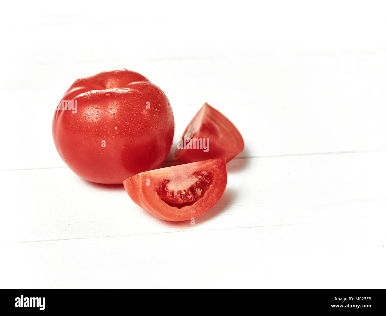 I pomodori freschi su sfondo bianco Foto Stock