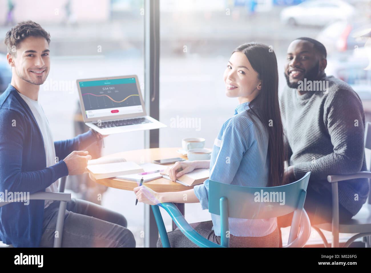 Gruppo di persone positive che lavorando al momento Foto Stock
